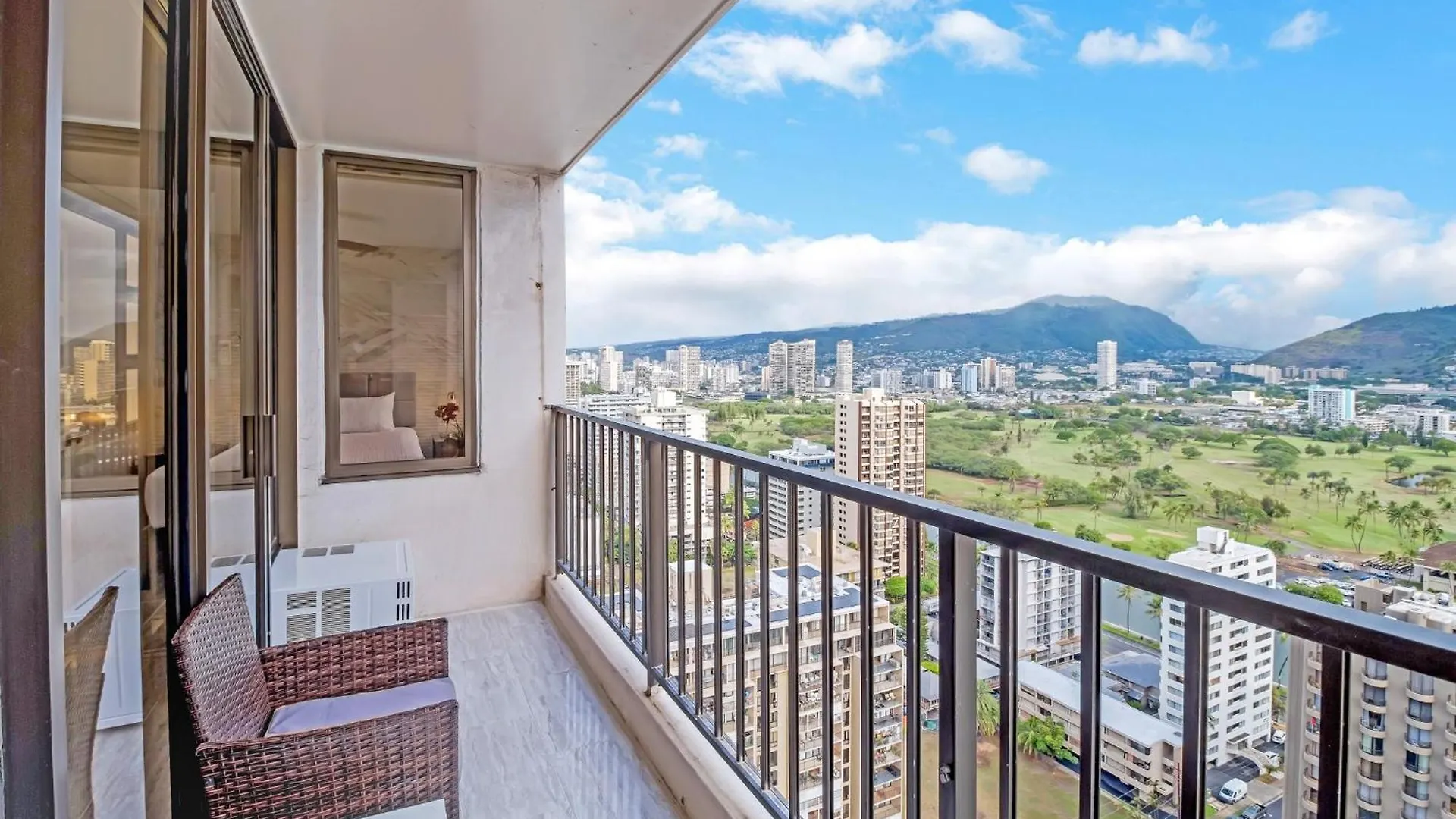 Sunrise Serenity On The 30Th Floor - Modern Waikiki Escape With Views And Free Parking هونولولو