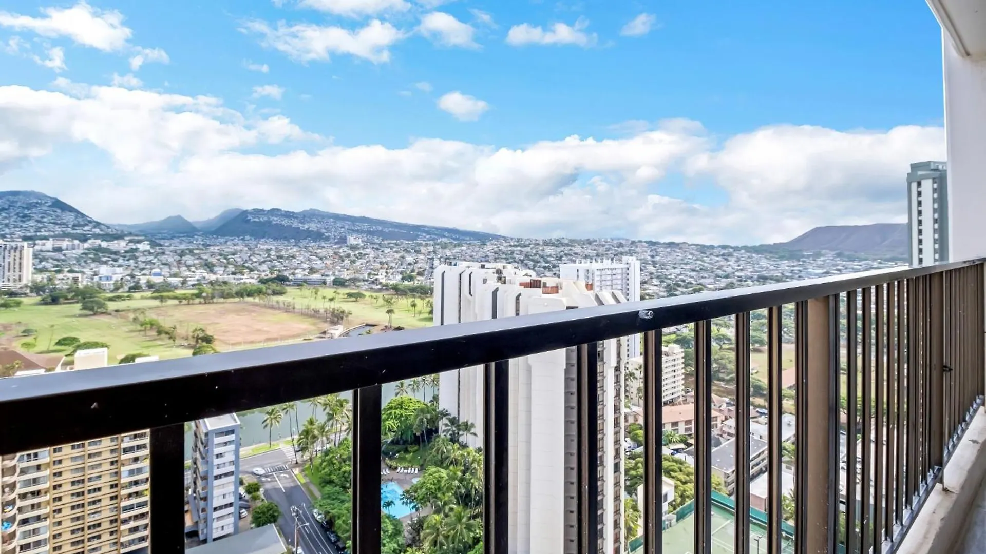 Sunrise Serenity On The 30Th Floor - Modern Waikiki Escape With Views And Free Parking هونولولو 0*,