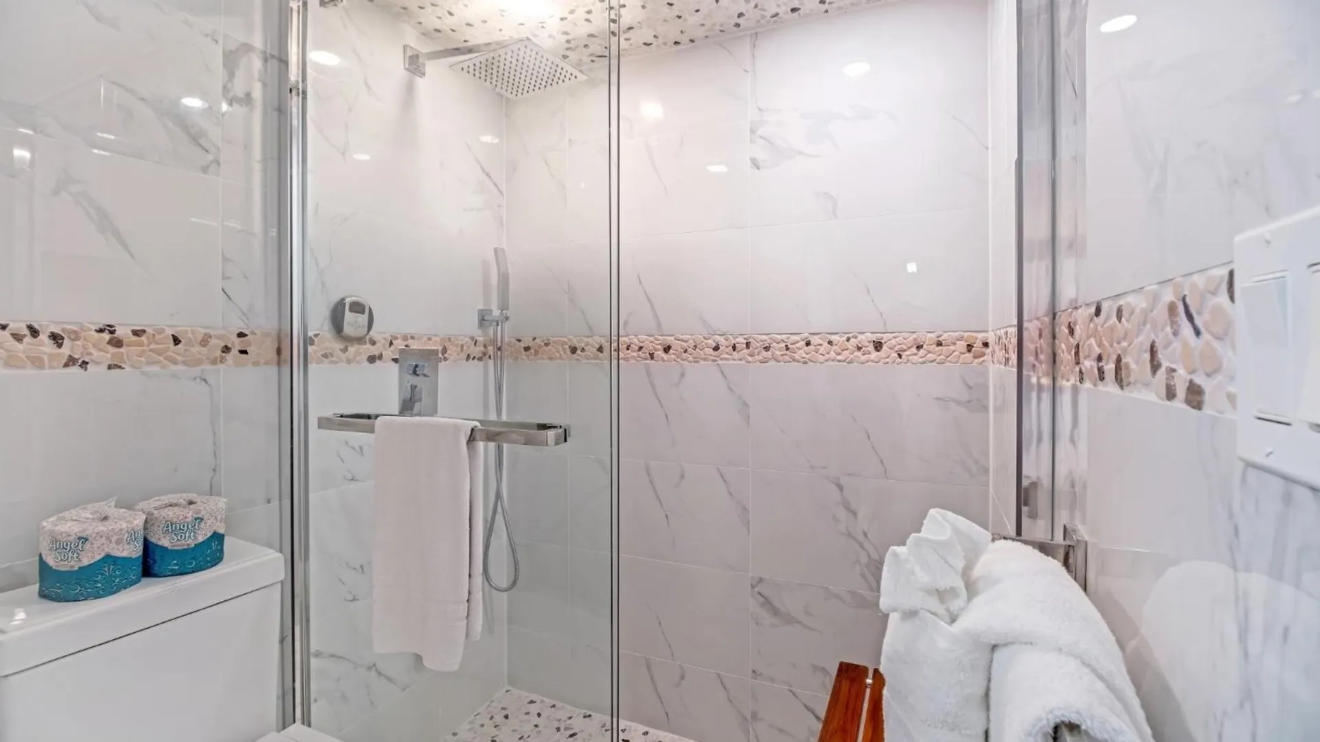 شقة Sunrise Serenity On The 30Th Floor - Modern Waikiki Escape With Views And Free Parking هونولولو
